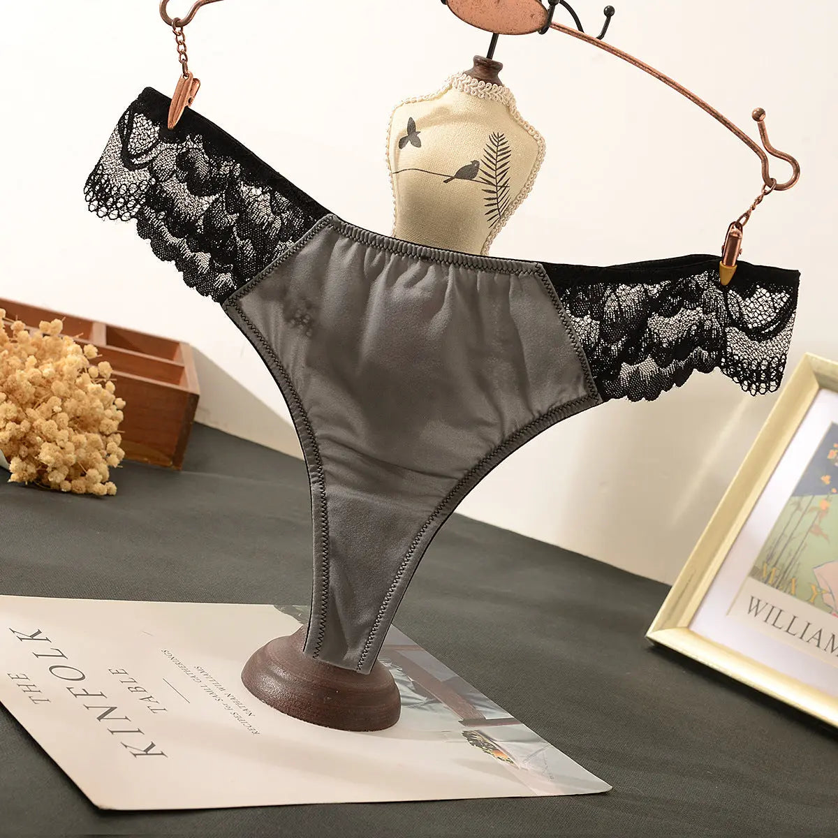 Diaochan summer silky breathable sexy lace thong underwear European and American fashion ladies T pants cotton crotch Alice Thong