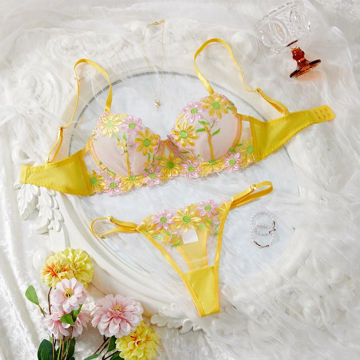 High-quality underwear set: floral embroidered thin bra, mesh, breathable, comfortable, push-up. Alice Thong