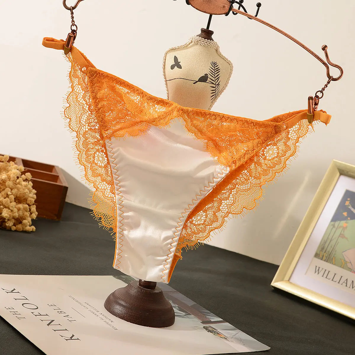 New lace lace thin breathable comfortable hollow design fashionable women's triangle underwear Alice Thong