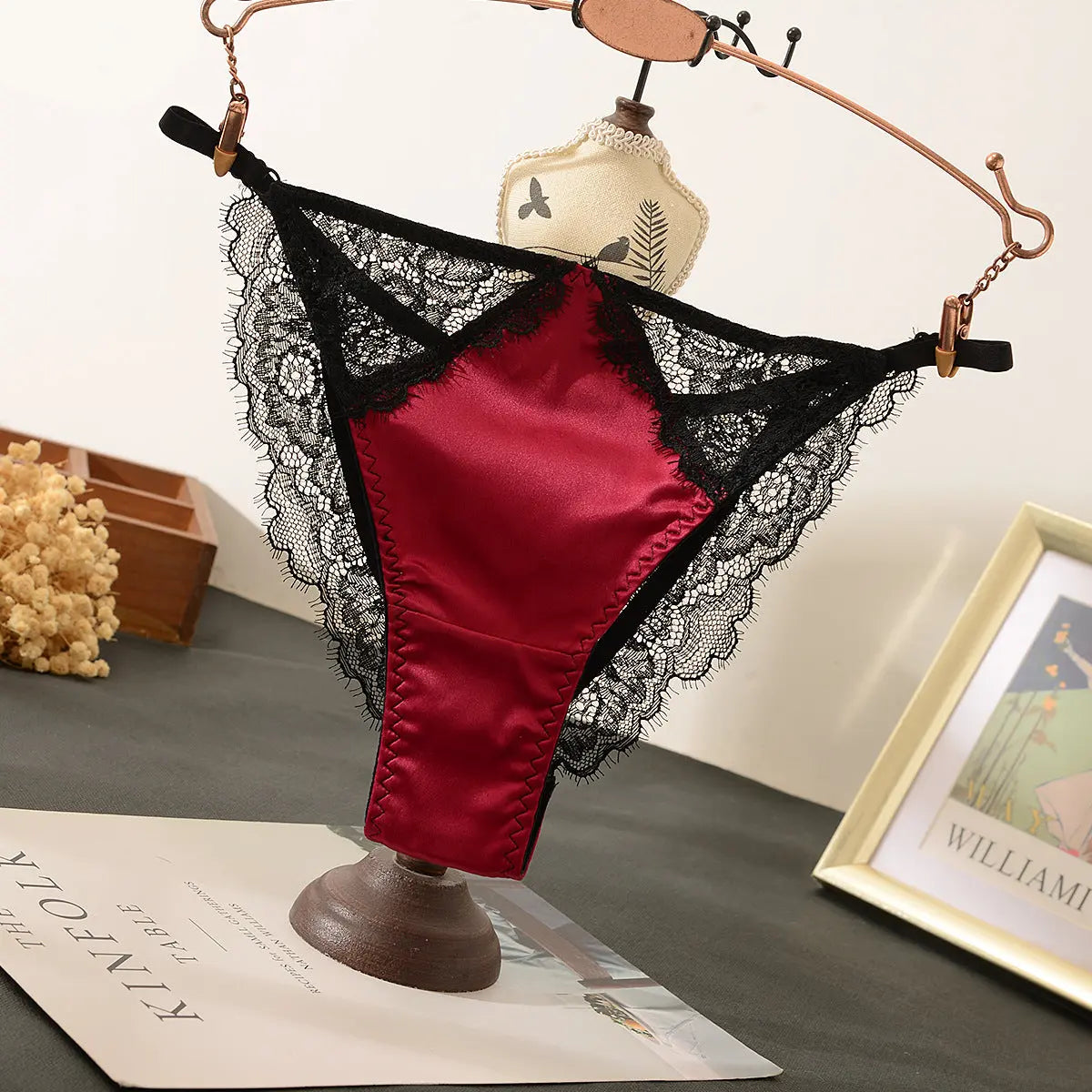 New lace lace thin breathable comfortable hollow design fashionable women's triangle underwear Alice Thong