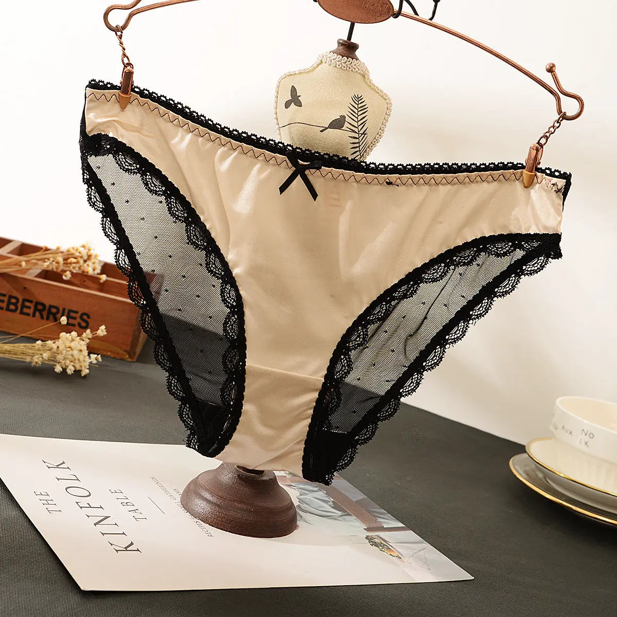 The new lace underwear takes comfort into consideration, enhances women's charm, and conveys a low-key and elegant attitude towards refined life. Alice Thong