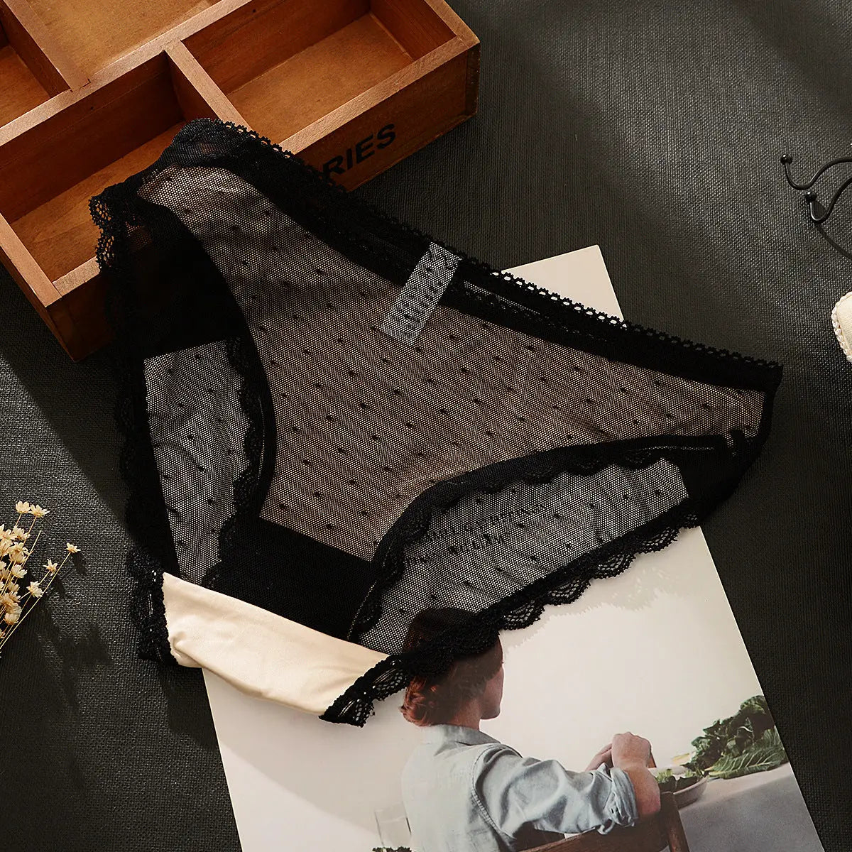 The new lace underwear takes comfort into consideration, enhances women's charm, and conveys a low-key and elegant attitude towards refined life. Alice Thong