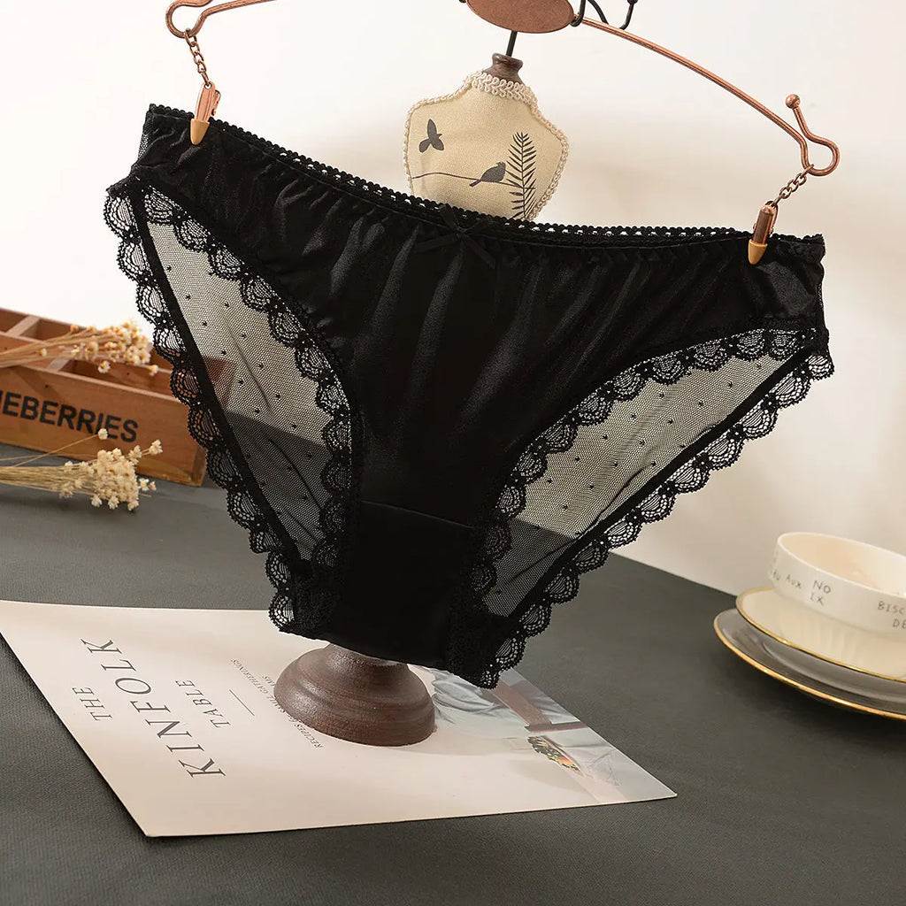 The new lace underwear takes comfort into consideration, enhances women's charm, and conveys a low-key and elegant attitude towards refined life. Alice Thong