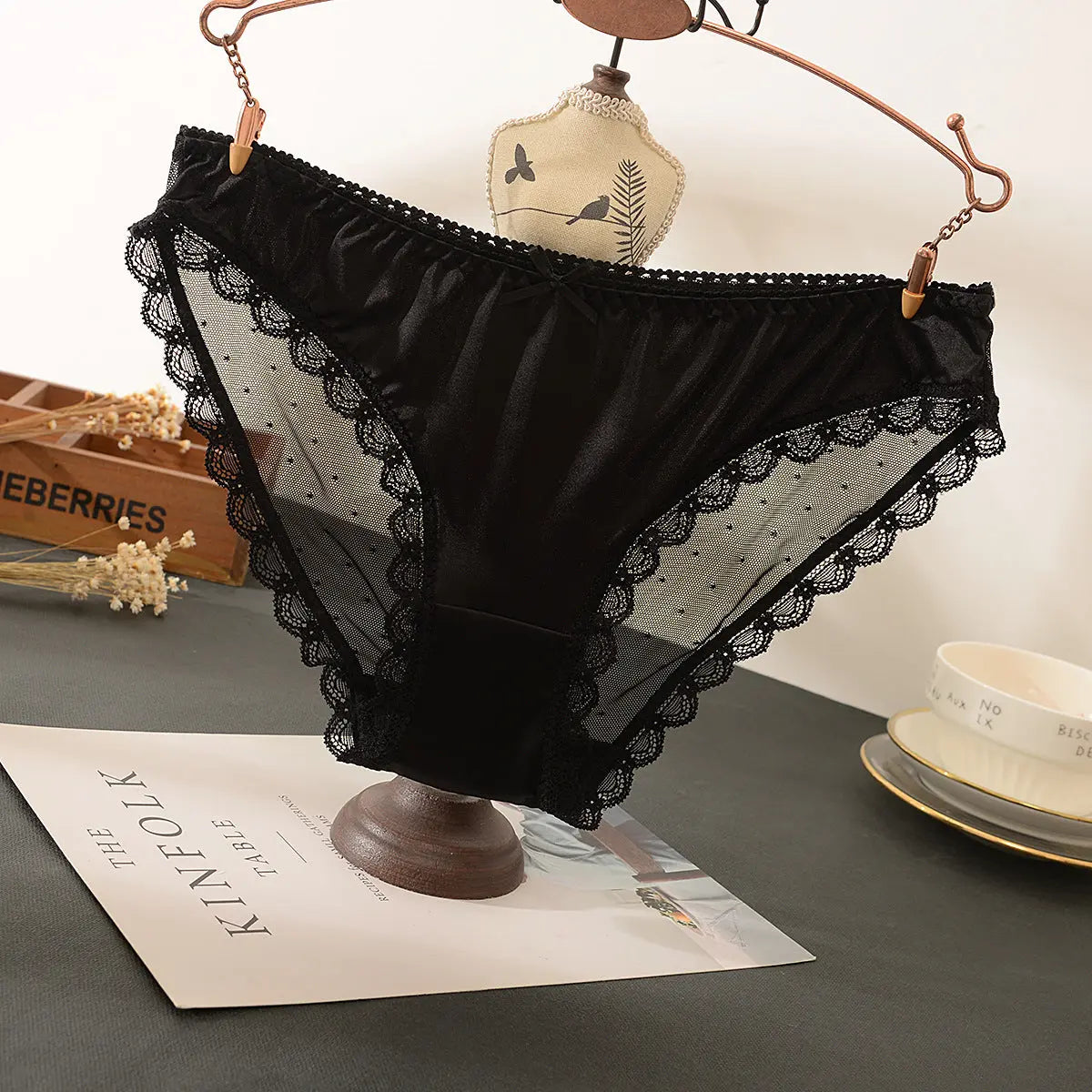 The new lace underwear takes comfort into consideration, enhances women's charm, and conveys a low-key and elegant attitude towards refined life. Alice Thong