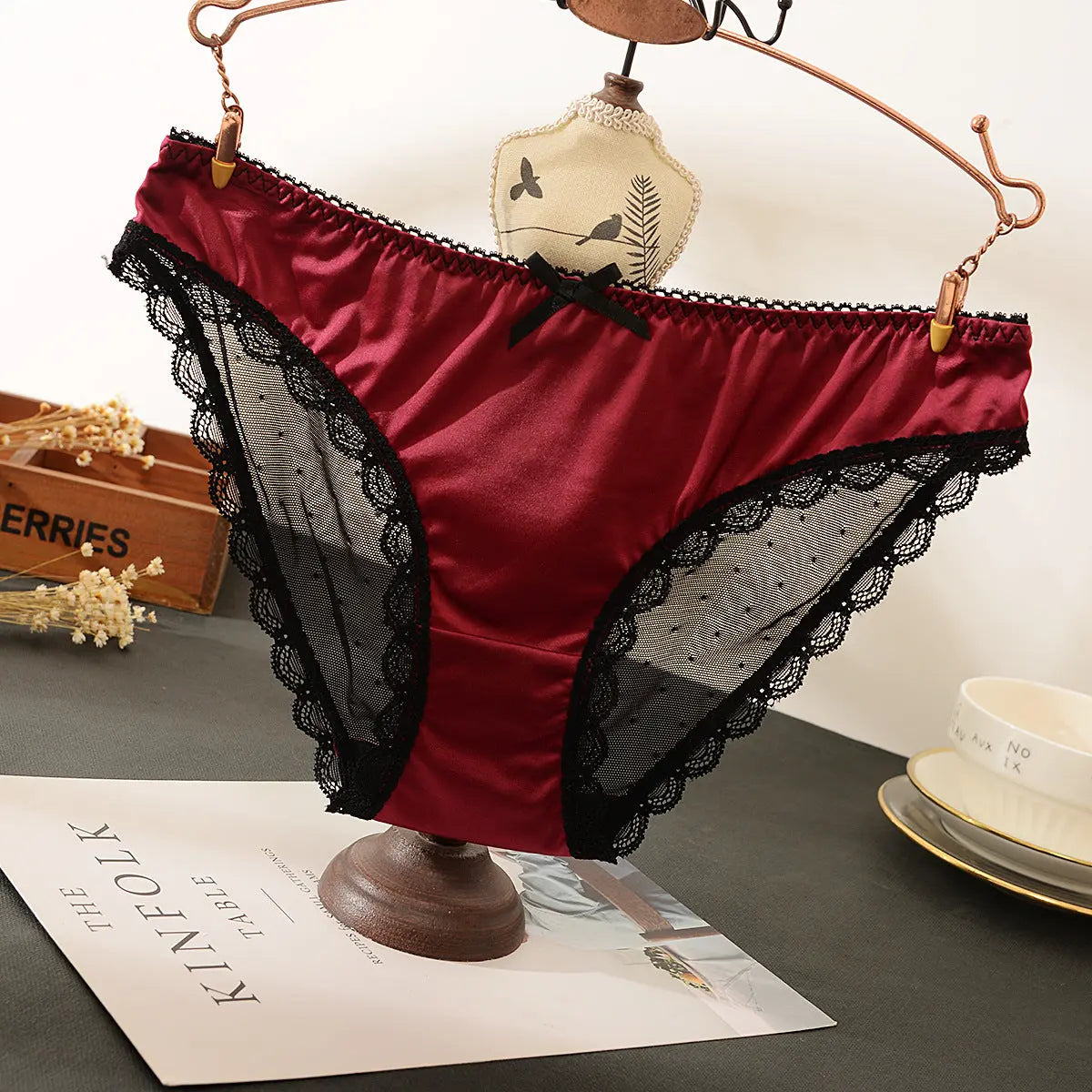 The new lace underwear takes comfort into consideration, enhances women's charm, and conveys a low-key and elegant attitude towards refined life. Alice Thong