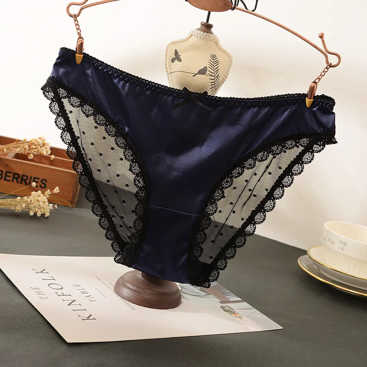 The new lace underwear takes comfort into consideration, enhances women's charm, and conveys a low-key and elegant attitude towards refined life. Alice Thong